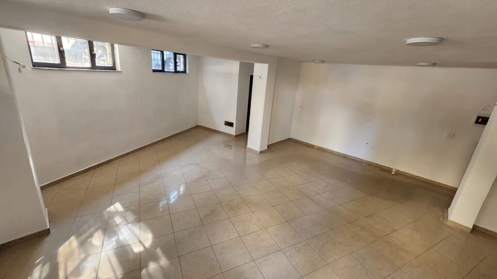 Business premises for rent – near the "1 Maji" School !