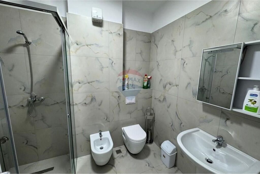 2+1+2 for rent, Pazari i RI.