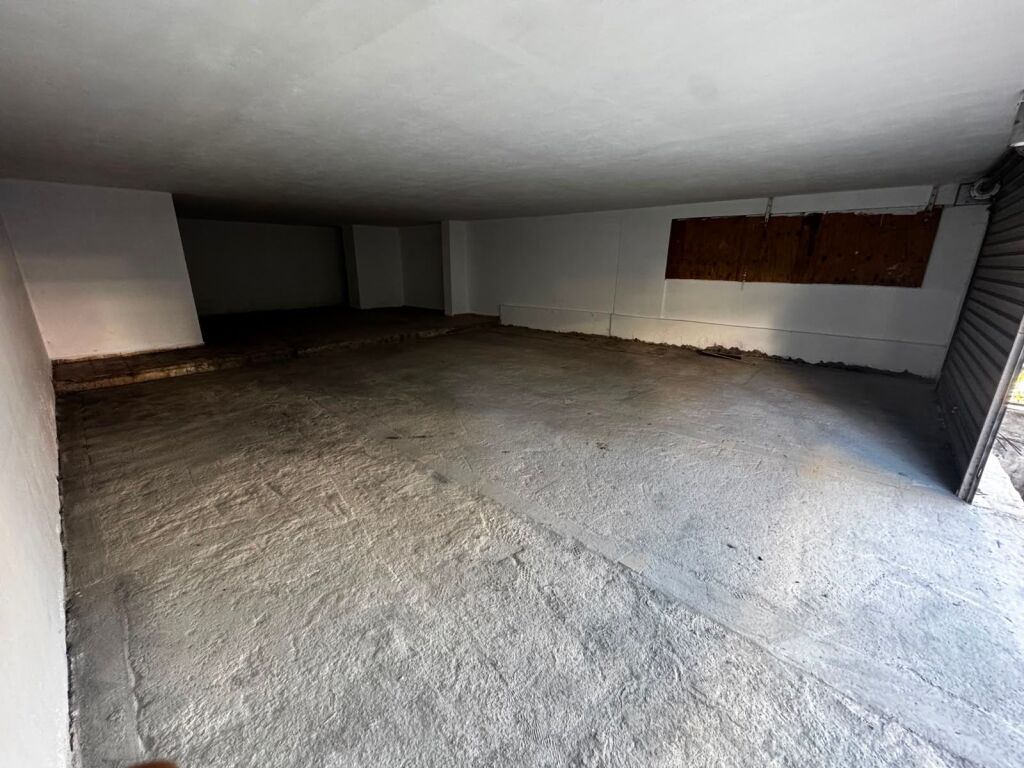 Vendesi commerciale in vendita su 2 piani adiacente alla Residenza 3D Selite. Con ipoteca
