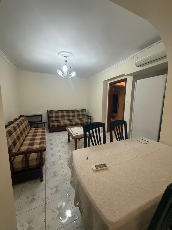 VIA DIBRES VICINO ALLA SCUOLA UNITA AFFITTASI – Appartamento 1+1 📍 Posizione: Via Dibra, vicino al Commissariato N. 4 🏢 Piano: 2 (Palazzo esistente)