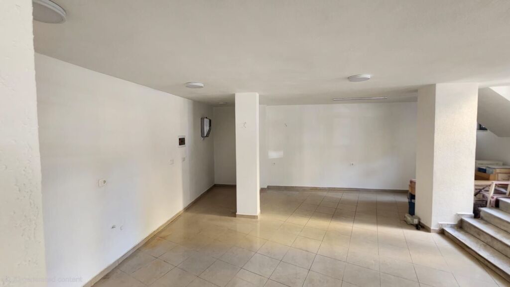 Business premises for rent – near the "1 Maji" School !