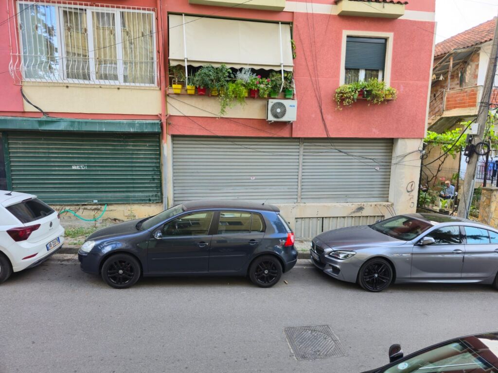 Vendesi commerciale in vendita su 2 piani adiacente alla Residenza 3D Selite. Con ipoteca