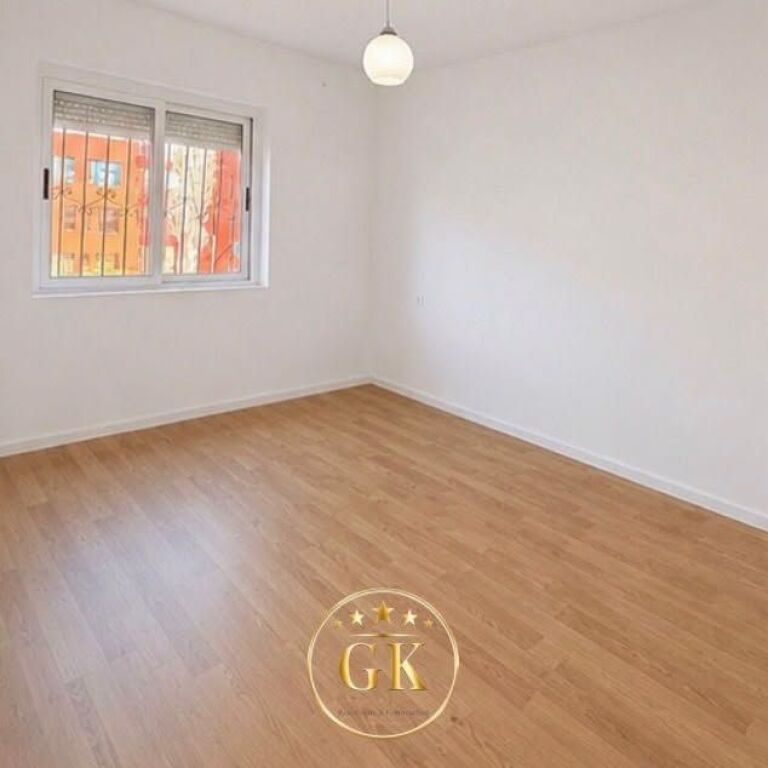 VENDESI 2+1 con Balcone OCCASIONE🔥  📍Quartiere 18, Vicino al liceo Naim Frasheri