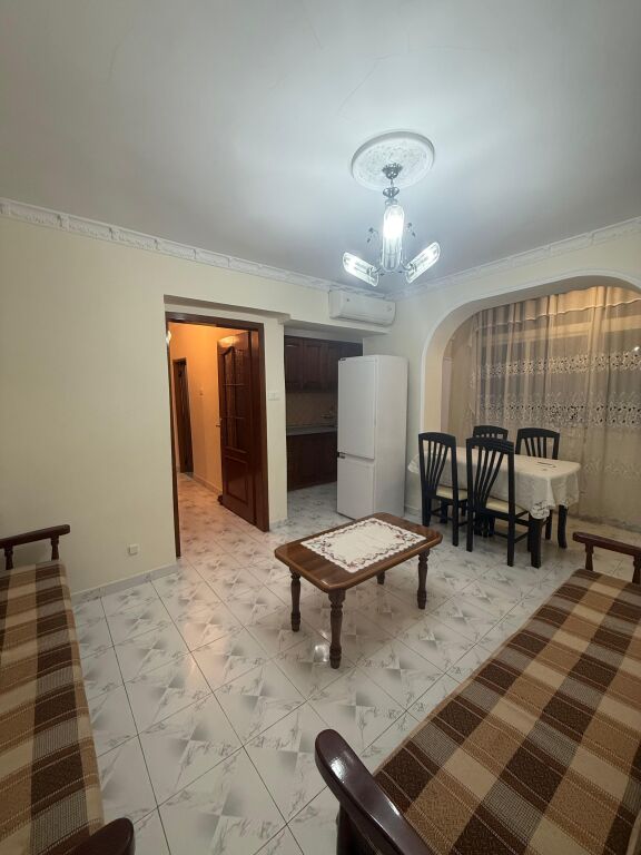 VIA DIBRES VICINO ALLA SCUOLA UNITA AFFITTASI – Appartamento 1+1 📍 Posizione: Via Dibra, vicino al Commissariato N. 4 🏢 Piano: 2 (Palazzo esistente)