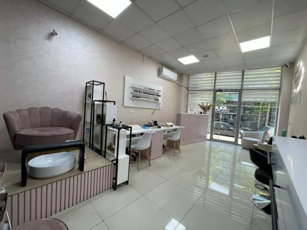 Locale commerciale in affitto presso Kristal Center.
