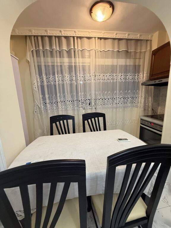 VIA DIBRES VICINO ALLA SCUOLA UNITA AFFITTASI – Appartamento 1+1 📍 Posizione: Via Dibra, vicino al Commissariato N. 4 🏢 Piano: 2 (Palazzo esistente)
