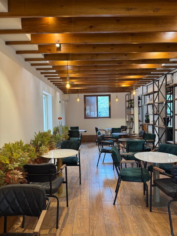 Business Premises for Sale. Behind the European University Porcelan