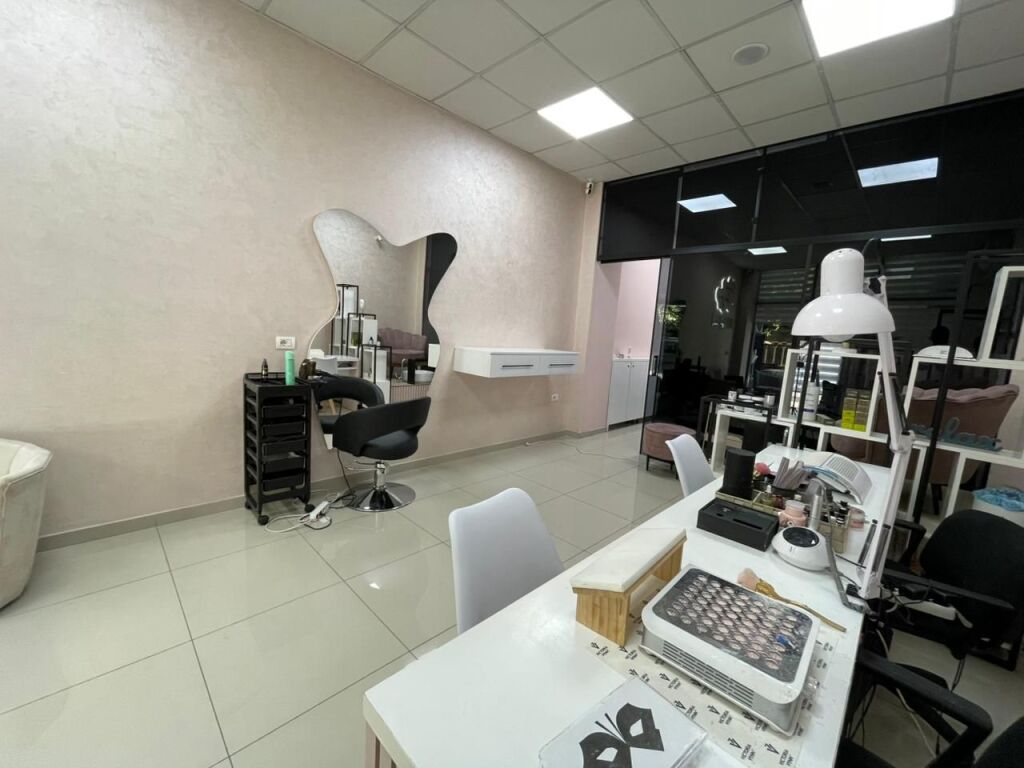 Locale commerciale in affitto presso Kristal Center.