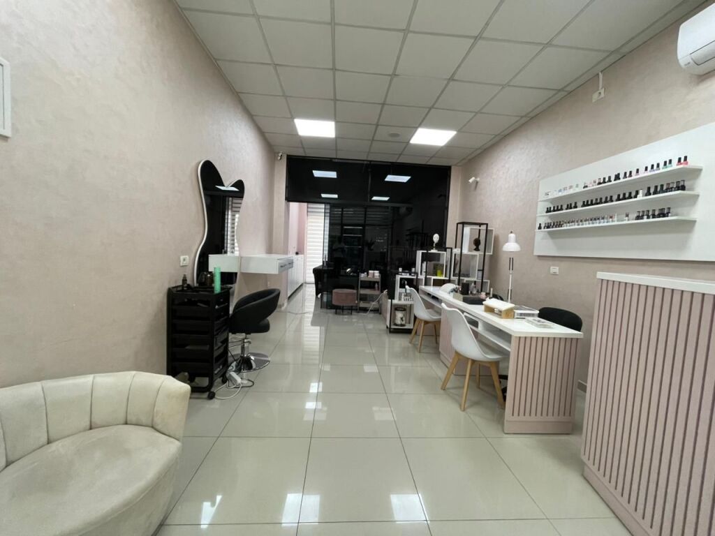 Locale commerciale in affitto presso Kristal Center.
