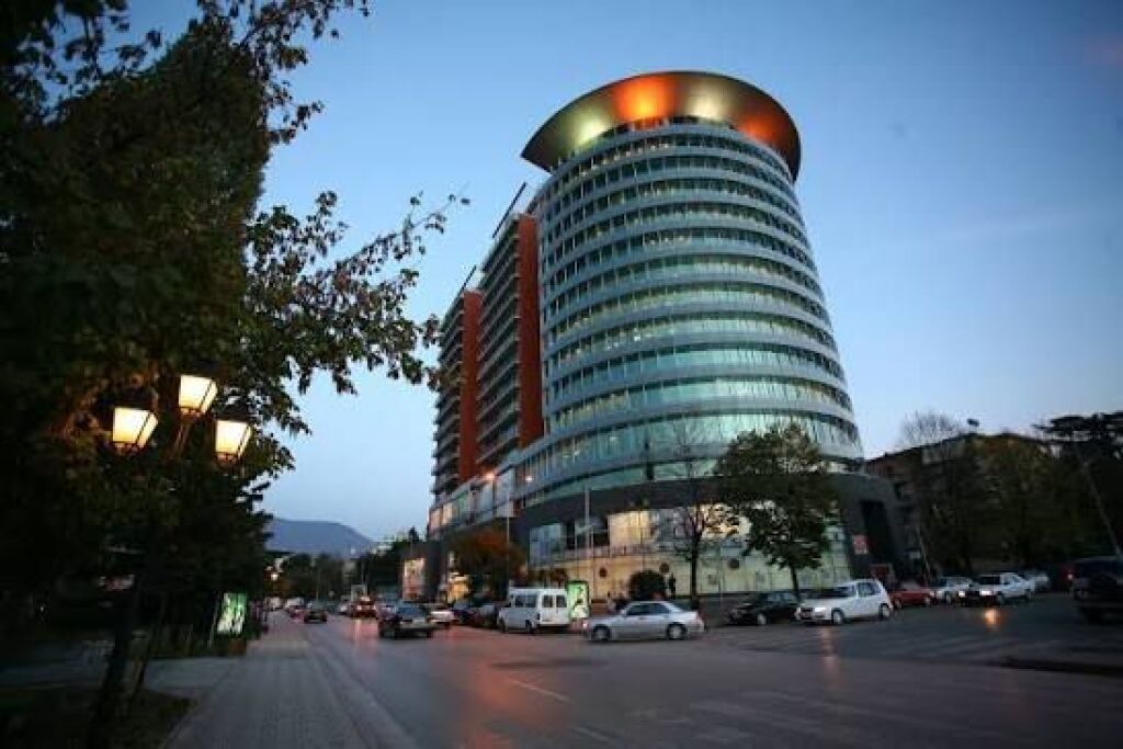 🏢 Negozio in Affitto – ETC
