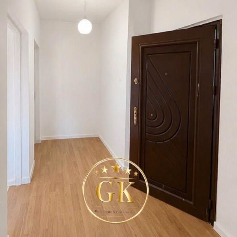 VENDESI 2+1 con Balcone OCCASIONE🔥  📍Quartiere 18, Vicino al liceo Naim Frasheri