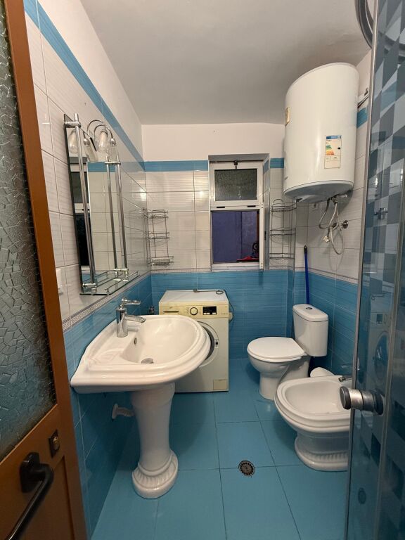 VIA DIBRES VICINO ALLA SCUOLA UNITA AFFITTASI – Appartamento 1+1 📍 Posizione: Via Dibra, vicino al Commissariato N. 4 🏢 Piano: 2 (Palazzo esistente)