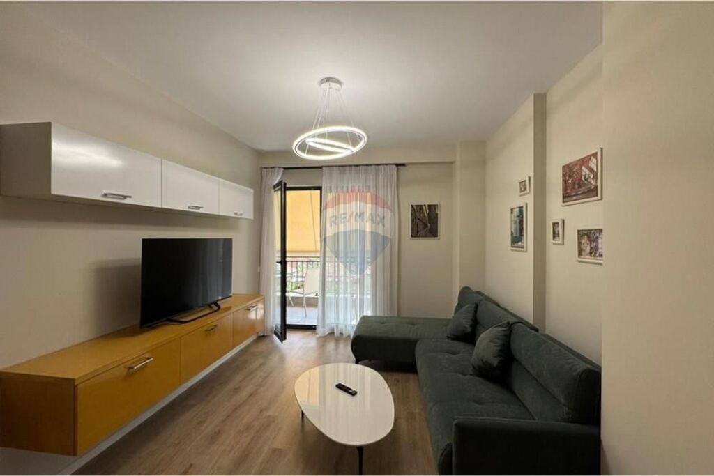 2+1+2 for rent, Pazari i RI.