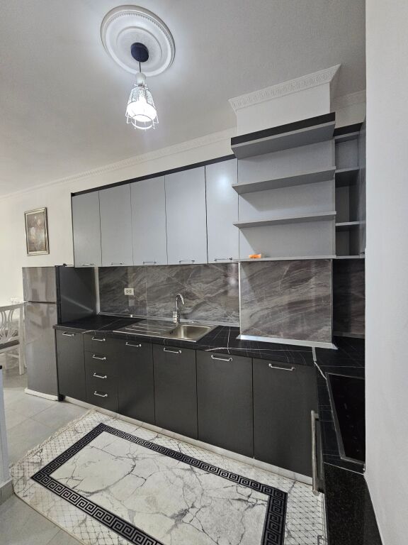 5 MAGGIO  Appartamento 2+1+2 wc in Affitto   (vicino alla scuola) 📍 in un edificio nuovo con ascensore. ✨ Caratteristiche: 🛏️ Appartamento 2+1