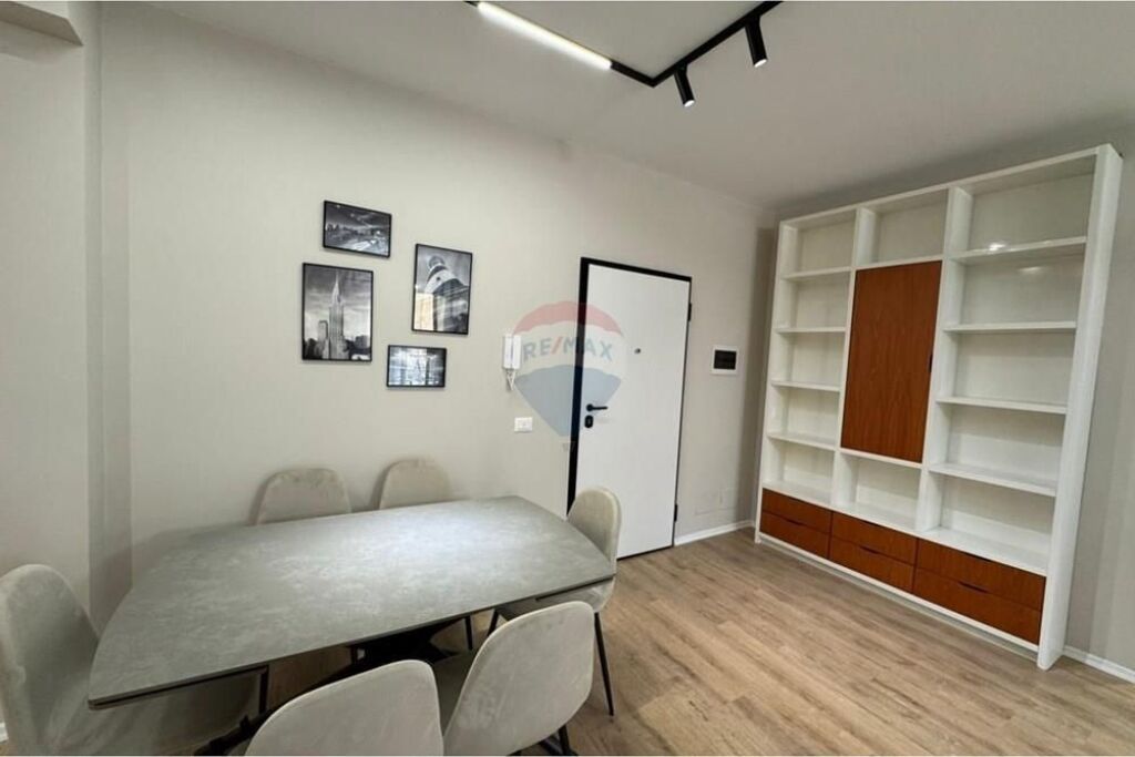 2+1+2 for rent, Pazari i RI.