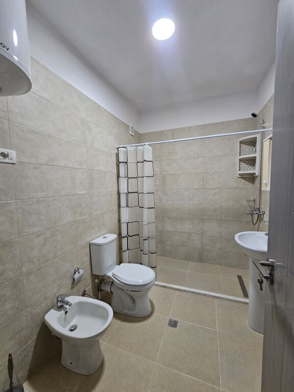 5 MAGGIO  Appartamento 2+1+2 wc in Affitto   (vicino alla scuola) 📍 in un edificio nuovo con ascensore. ✨ Caratteristiche: 🛏️ Appartamento 2+1
