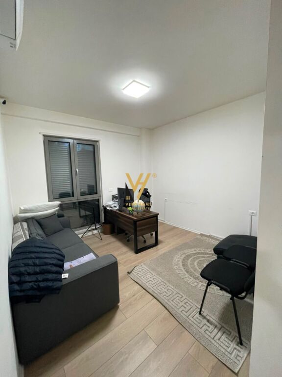 JEPET AMBIENT BIZNESI 105 M2 ME QIRA TE RRUGA E KAVAJES 140.000 LEKE