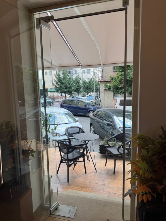 Business Premises for Sale. Behind the European University Porcelan