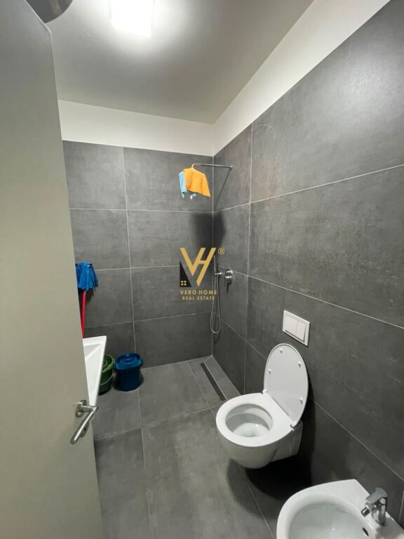 JEPET AMBIENT BIZNESI 105 M2 ME QIRA TE RRUGA E KAVAJES 140.000 LEKE
