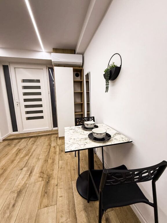 21 Dicembre, Presso Vodafone - Studio in Affitto per BNB o Residenza  Offriamo in affitto uno studio completamente arredato con le attrezzature più recenti sul mercato. Lo studio si trova all'incrocio del 21 Dicembre vicino a Vodafone. Si trova al piano terra di un edificio esistente ed è stato utilizzato per booking e air bnb.  Il proprietario offre anche la possibilità di usarlo come studio ma richiede 5 mesi di pagamento anticipato. Mentre per la residenza, si paga il primo mese e due garanzie.  Il pagamento è in lek.  La posizione e il comfort offerti da questo studio sono fantastici.  Per una visita alla proprietà contattaci!
