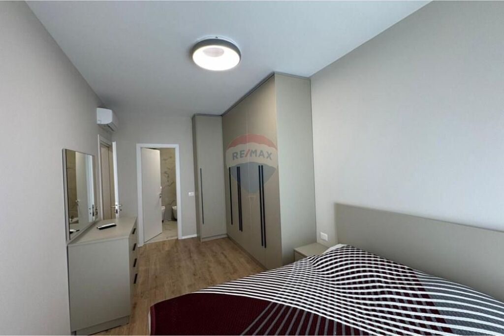 2+1+2 for rent, Pazari i RI.