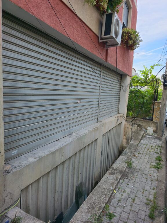 Vendesi commerciale in vendita su 2 piani adiacente alla Residenza 3D Selite. Con ipoteca