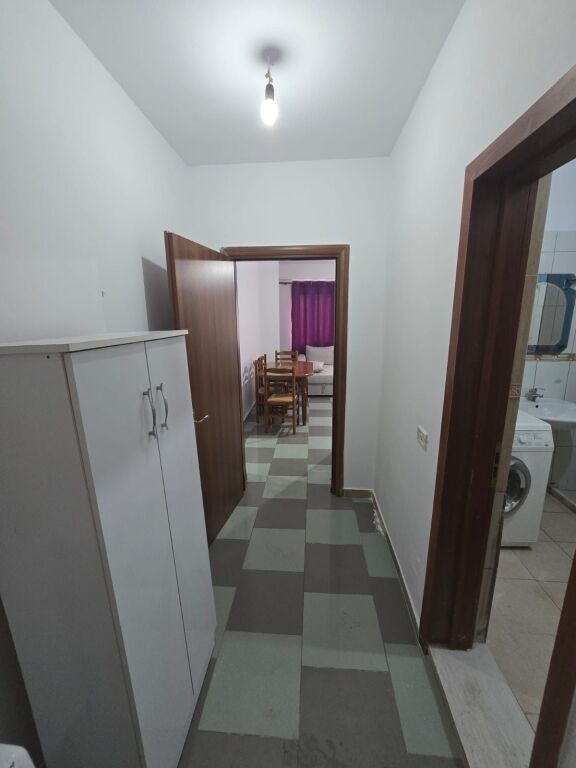 Apartament 1+1 me qera tek Rruga e Elbasanit perballe Luarasit
