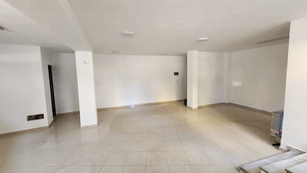 Business premises for rent – near the "1 Maji" School !