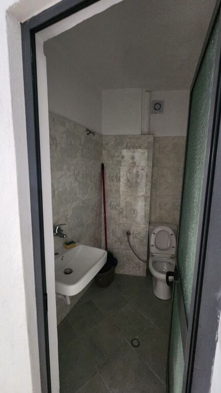 Business premises for rent – near the "1 Maji" School !
