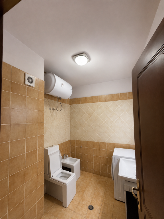 Ish Parku - Affittasi 1+1 Moderno Dietro Square 21 - L'appartamento si trova al 5° piano di un edificio nuovo con ascensore - Orientamento Est - Ovest (sole tutto il giorno) - Condizionatore in ogni ambiente - Edificio con isolamento termico L'appartamento è disponibile dal 3 AGOSTO ma possiamo vederlo anche prima.
