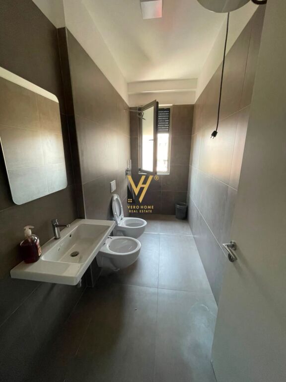 JEPET AMBIENT BIZNESI 105 M2 ME QIRA TE RRUGA E KAVAJES 140.000 LEKE