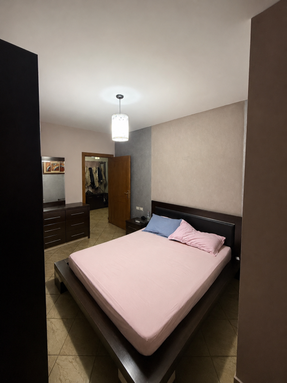 Ish Parku - Affittasi 1+1 Moderno Dietro Square 21 - L'appartamento si trova al 5° piano di un edificio nuovo con ascensore - Orientamento Est - Ovest (sole tutto il giorno) - Condizionatore in ogni ambiente - Edificio con isolamento termico L'appartamento è disponibile dal 3 AGOSTO ma possiamo vederlo anche prima.