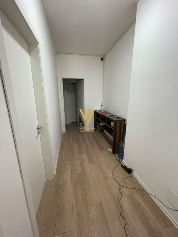 JEPET AMBIENT BIZNESI 105 M2 ME QIRA TE RRUGA E KAVAJES 140.000 LEKE