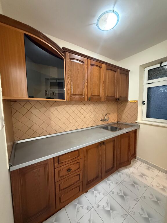 VIA DIBRES VICINO ALLA SCUOLA UNITA AFFITTASI – Appartamento 1+1 📍 Posizione: Via Dibra, vicino al Commissariato N. 4 🏢 Piano: 2 (Palazzo esistente)
