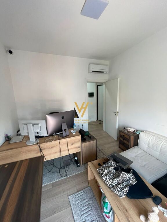 JEPET AMBIENT BIZNESI 105 M2 ME QIRA TE RRUGA E KAVAJES 140.000 LEKE