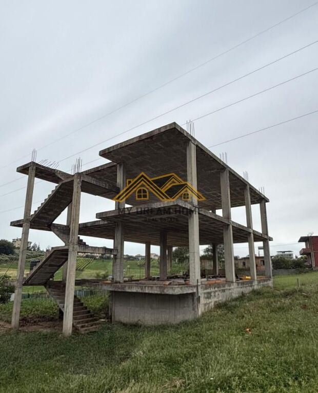 In vendita casa a schiera a 3 piani ad Arapaj Durrës