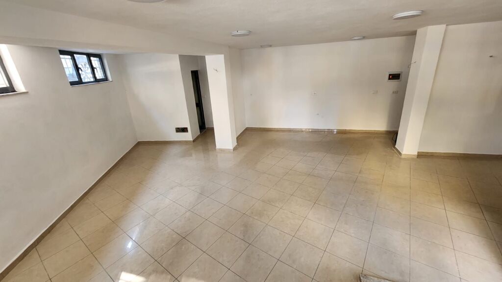 Business premises for rent – near the "1 Maji" School !