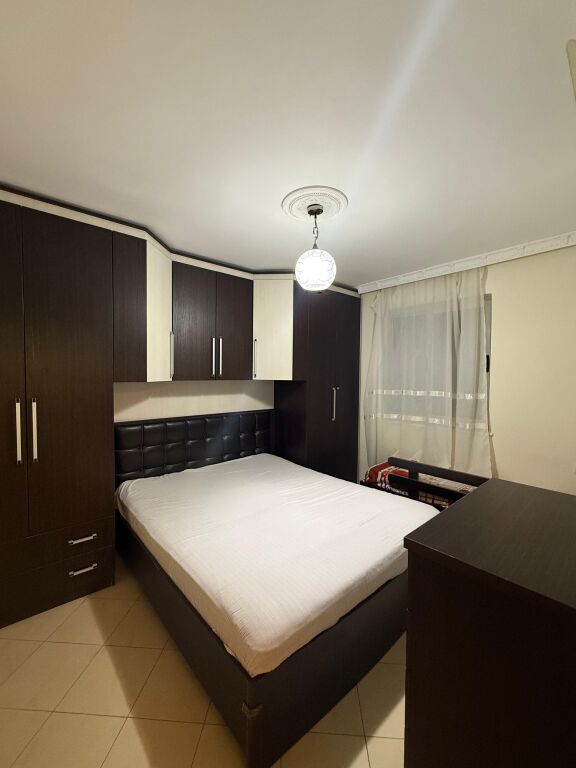 VIA DIBRES VICINO ALLA SCUOLA UNITA AFFITTASI – Appartamento 1+1 📍 Posizione: Via Dibra, vicino al Commissariato N. 4 🏢 Piano: 2 (Palazzo esistente)