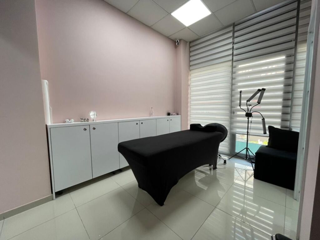 Locale commerciale in affitto presso Kristal Center.