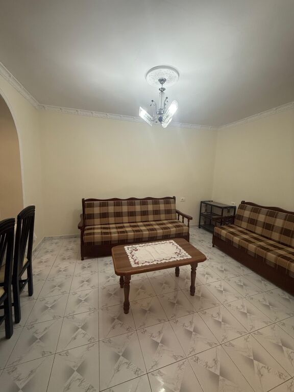 VIA DIBRES VICINO ALLA SCUOLA UNITA AFFITTASI – Appartamento 1+1 📍 Posizione: Via Dibra, vicino al Commissariato N. 4 🏢 Piano: 2 (Palazzo esistente)