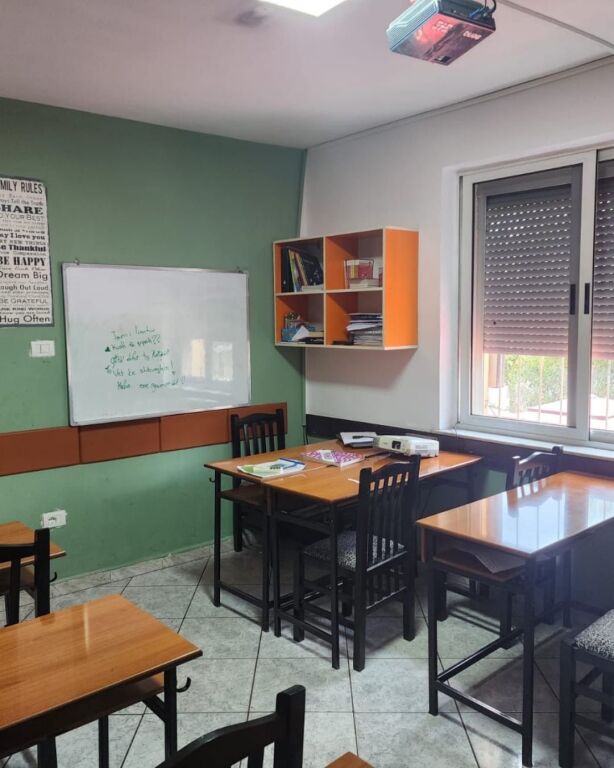 Locale in affitto 21 Dhjetori Via Muhamet Gjollesha !