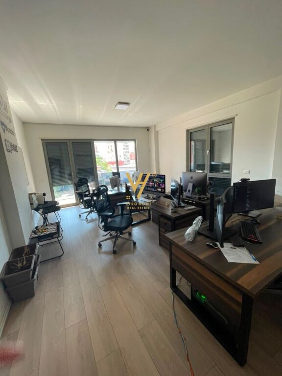 JEPET AMBIENT BIZNESI 105 M2 ME QIRA TE RRUGA E KAVAJES 140.000 LEKE