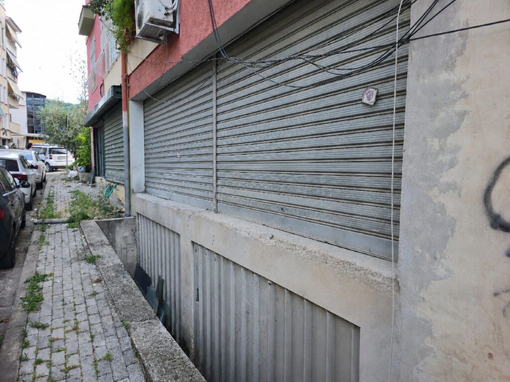 Vendesi commerciale in vendita su 2 piani adiacente alla Residenza 3D Selite. Con ipoteca