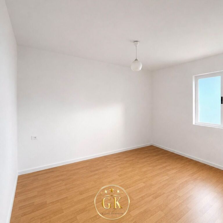 VENDESI 2+1 con Balcone OCCASIONE🔥  📍Quartiere 18, Vicino al liceo Naim Frasheri
