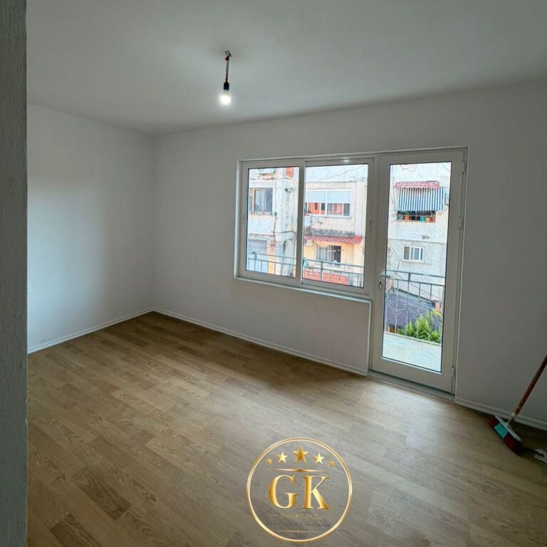 VENDESI 2+1 con Balcone OCCASIONE🔥  📍Quartiere 18, Vicino al liceo Naim Frasheri