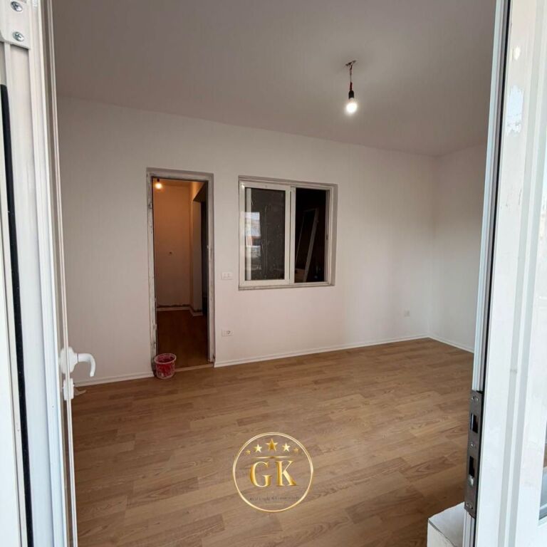 VENDESI 2+1 con Balcone OCCASIONE🔥  📍Quartiere 18, Vicino al liceo Naim Frasheri