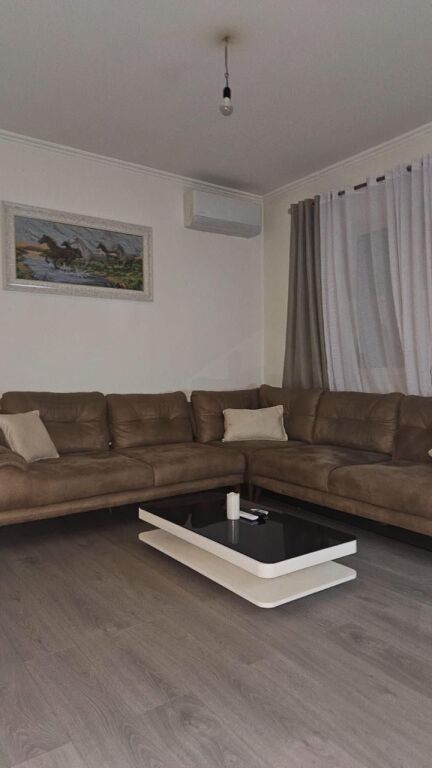 Appartamento 1+1 in affitto al primo piano di una casa privata.