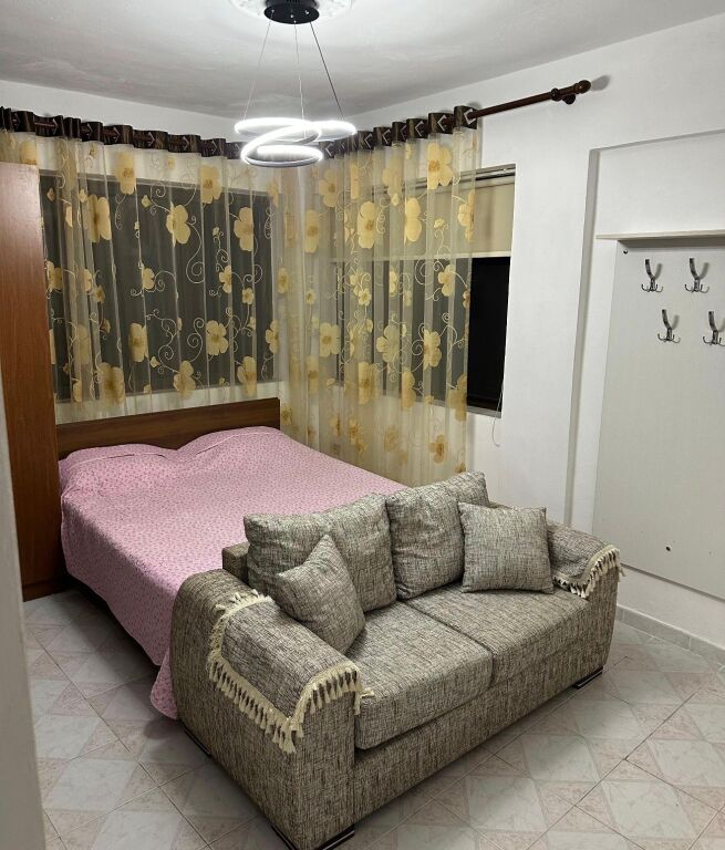 Jepet me qira garsoniere te Komuna e Parisit!