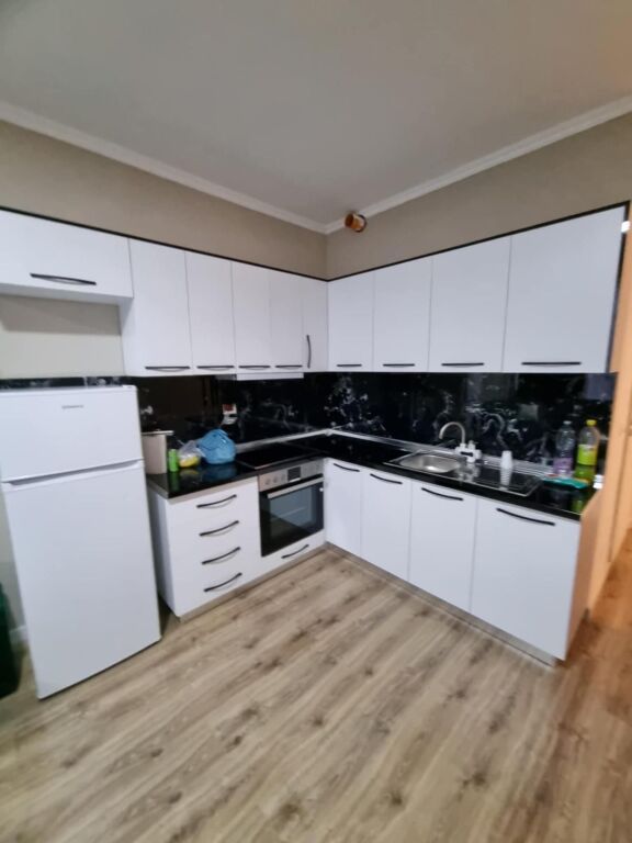 🏡 Appartamento 1+1 in vendita – Fresk, vicino a OXA  ✨ 57 m² netti / 60 m² lordi 🏢 2° piano, edificio nuovo 🛋️ Arredato ❄️ Con aria condizionata ☀️ Balcone con esposizione Sud-Est 📜 Con ipoteca Non venduto con credito  💶 Prezzo: 93.000 €