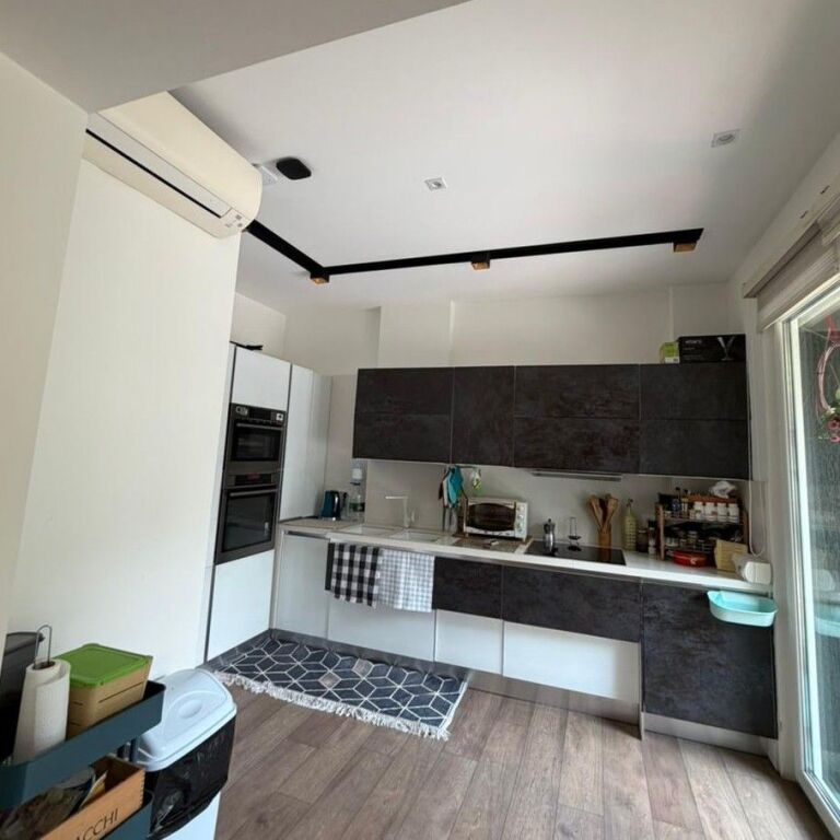 🚨 OKAZION! 🚨  🏡✨ SHITET VILË MODERNE 3-KATËSHE – PRANË AMBASADËS AMERIKANE ✨🏡
